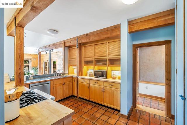 5950 Grizzly Peak Blvd, Oakland CA: https://media.crmls.org/mediaz/c7128d3e-16d4-4c63-9c78-4adee89b0a00.jpg