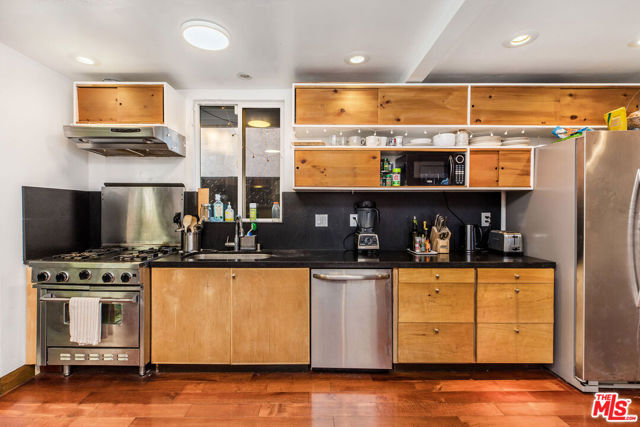 1141 Cabrillo Avenue, Venice CA: https://media.crmls.org/mediaz/c712b93c-096e-4e6c-b3a5-f6f7c37cd7c4.jpg