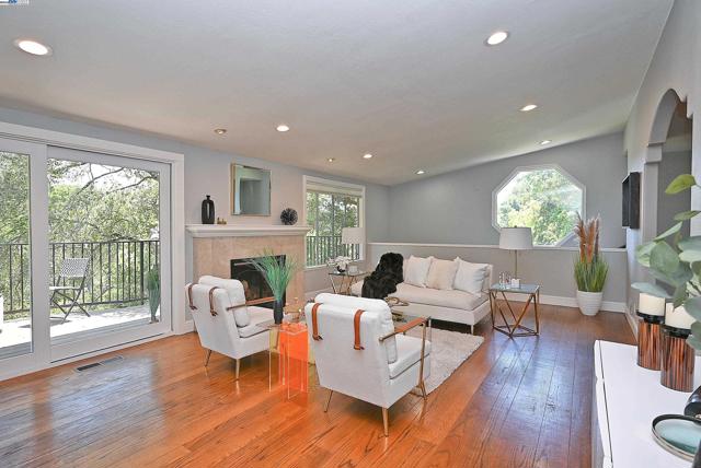 38 Saint Stephens Dr., Orinda CA: https://media.crmls.org/mediaz/c7138441-6c29-40af-b1e6-15b7884030aa.jpg