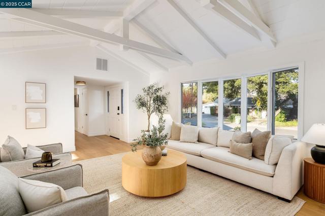 115 Camino Encanto, Danville CA: https://media.crmls.org/mediaz/c7145d5c-cd5b-45ce-9d04-10e90990183a.jpg