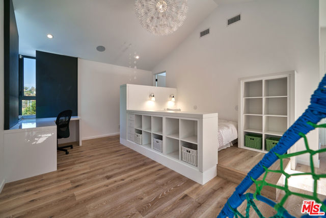 6342 Innsdale Drive, Los Angeles CA: https://media.crmls.org/mediaz/c71467dd-9449-4376-9fae-e5bb27ba0393.jpg