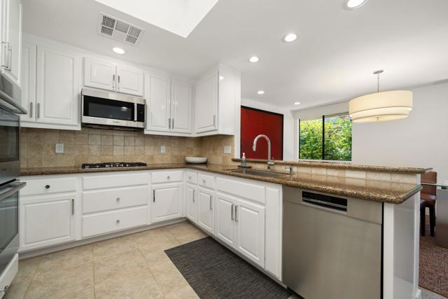 7 Dartmouth Drive, Rancho Mirage CA: https://media.crmls.org/mediaz/c7157033-589f-4d1b-8b7a-3055f0a3fa3e.jpg