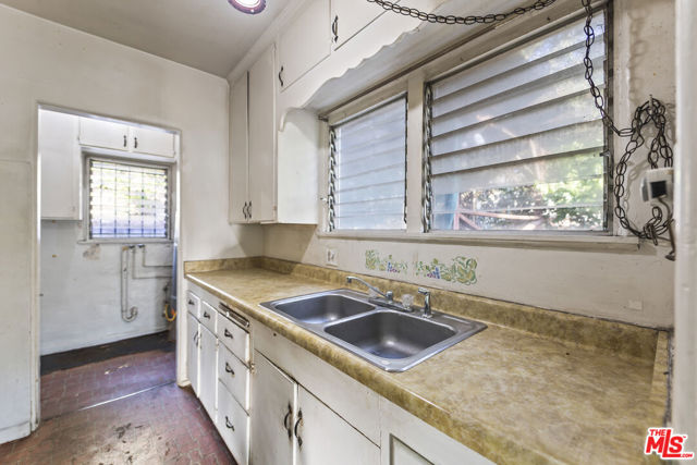 4958 Loleta Avenue, Los Angeles CA: https://media.crmls.org/mediaz/c715879a-be75-41f4-b122-3c99175ee915.jpg