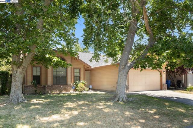 5917 Pine Vista Way, Elk Grove CA: https://media.crmls.org/mediaz/c71691fa-8ff1-4edd-9472-4c0cb579a75d.jpg