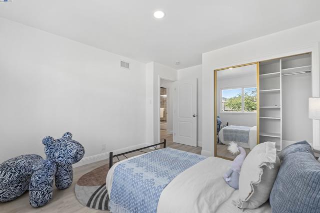 924 Magnolia Dr, Alameda CA: https://media.crmls.org/mediaz/c716be59-56d4-4340-b5f8-02df67610174.jpg