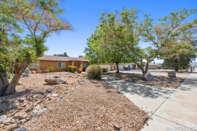 13367 Apple Blossom LN, Apple Valley CA: https://media.crmls.org/mediaz/c717e1d9-c77e-4ee9-ba5a-cf1f9d33056e.jpg