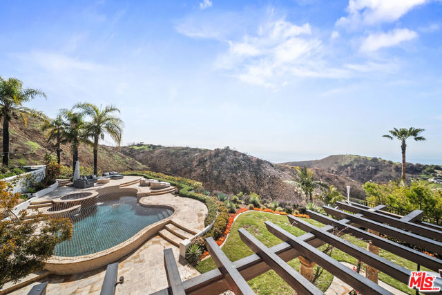 1821 Chastain, Pacific Palisades CA: https://media.crmls.org/mediaz/c718bbc5-3b9d-4e4d-be4b-a5853df91c3e.jpg