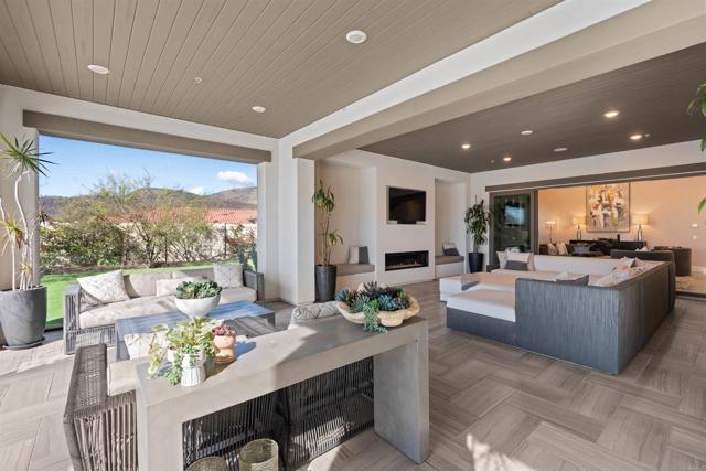 Detail Gallery Image 15 of 69 For 17028 Rendezvous Cir, San Diego,  CA 92127 - 5 Beds | 5/1 Baths