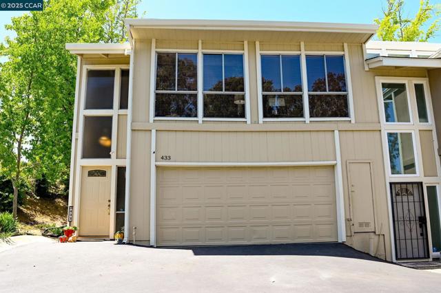 433 Ridgeview Dr, Pleasant Hill CA: https://media.crmls.org/mediaz/c7195eaa-ec22-40f8-a7e6-31c5af62496c.jpg
