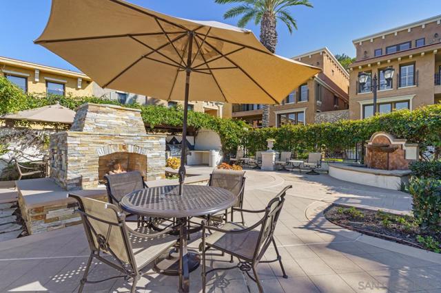 1040 Genter St, La Jolla CA: https://media.crmls.org/mediaz/c71adbc4-1966-4421-88cb-6d79c0e14ad2.jpg