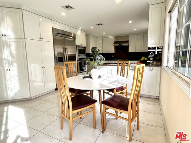 11502 Dona Teresa Drive, Studio City CA: https://media.crmls.org/mediaz/c71d1494-156d-4711-b96d-ffd1aef34a77.jpg