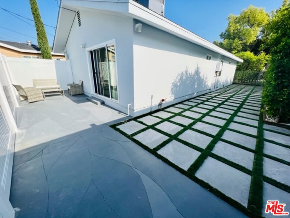 https://media.crmls.org/mediaz/c71d3e41-bc12-4119-a538-f2db0cf38560.jpg?preset=X-Large