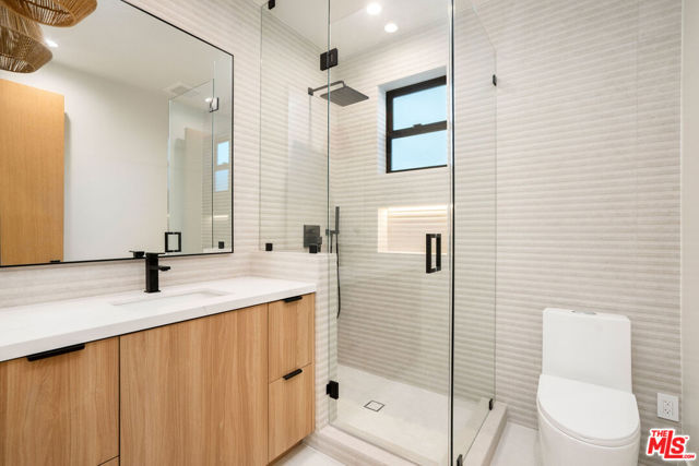 5660 Winnetka Avenue, Woodland Hills CA: https://media.crmls.org/mediaz/c71e45cc-078e-4a4b-b637-0c4787887bdf.jpg