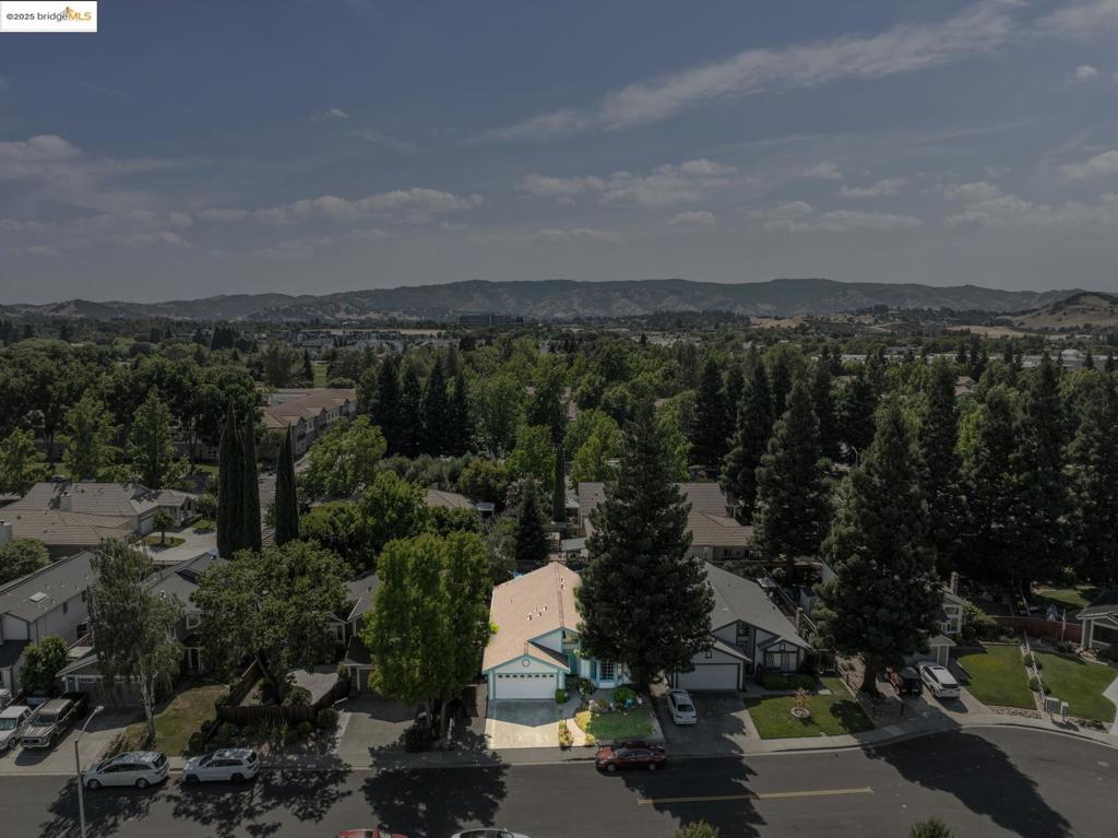 https://media.crmls.org/mediaz/c71e4bfc-56b0-4eb5-96ce-e2106d6922e2.jpg?preset=X-Large