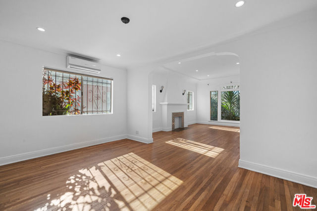 2826 Somerset Drive, Los Angeles CA: https://media.crmls.org/mediaz/c71ef509-ef57-482b-9d62-b539670ea9ab.jpg