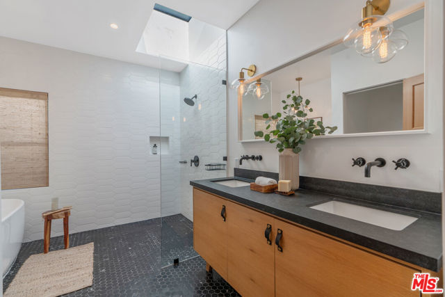 1280 S Sycamore Avenue, Los Angeles CA: https://media.crmls.org/mediaz/c71f3c76-e193-44a6-afaa-620e32bcb1a0.jpg