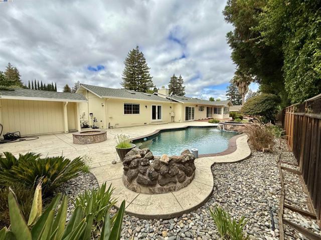 5647 Southbrook Dr, Clayton CA: https://media.crmls.org/mediaz/c71f9e3c-7306-4276-bf55-3491d89c6a0b.jpg