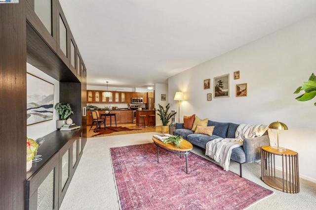 950 Shorepoint Ct, Alameda CA: https://media.crmls.org/mediaz/c71faf17-e63e-4d2c-95c1-21bac1152b43.jpg