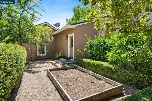 2540 Caballo Ranchero Dr, Diablo CA: https://media.crmls.org/mediaz/c7205d4e-f575-44b8-9590-7d3ecce98496.jpg