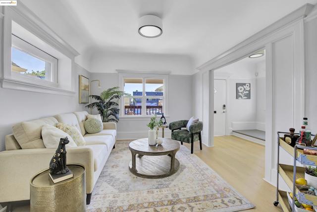 3034 Martin Luther King Jr Way, Oakland CA: https://media.crmls.org/mediaz/c7207348-5792-47c6-ac03-81e9fb98ae55.jpg