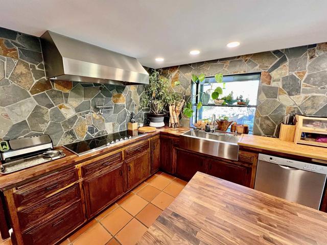 2073 Elevado Rd, Vista CA: https://media.crmls.org/mediaz/c720ae27-9e8e-4384-8ce3-3619008654ab.jpg