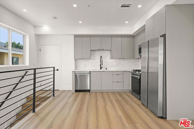 910 N Hudson Avenue, Los Angeles CA: https://media.crmls.org/mediaz/c720d13b-4c36-4878-912a-37f2071e7c3b.jpg