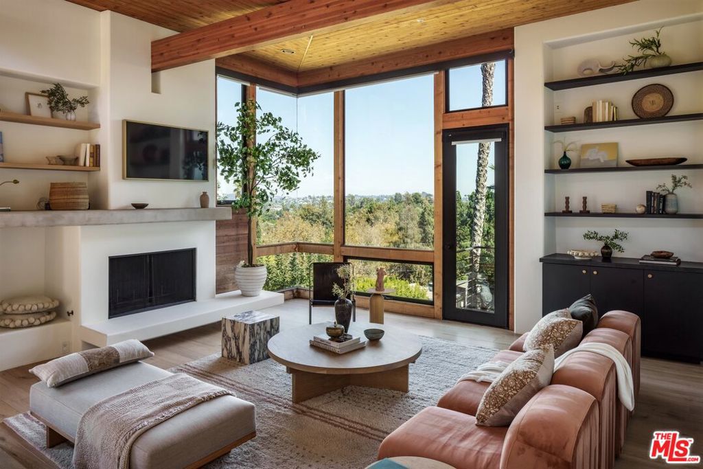 2165 Ponet Drive — Modern