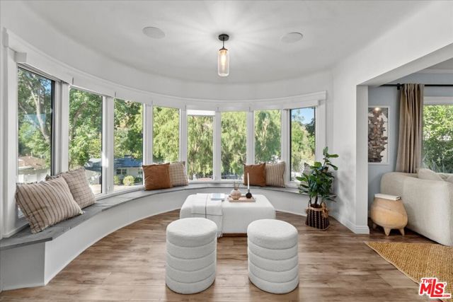 4104 Saugus Avenue, Sherman Oaks CA: https://media.crmls.org/mediaz/c721be2f-38d5-47fa-9ec8-54590390debc.jpg