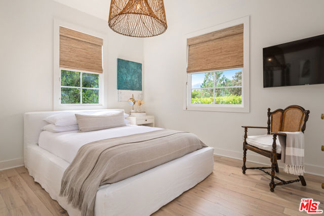 28870 Hampton Place, Malibu CA: https://media.crmls.org/mediaz/c72217a9-2708-4877-a2a7-5c413ee4560c.jpg