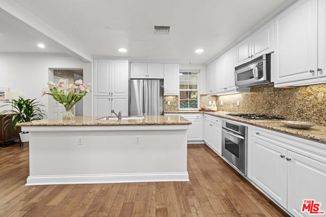 12975 Agustin Place, Playa Vista CA: https://media.crmls.org/mediaz/c72379aa-34a6-4033-b7e6-021caedd7944.jpg
