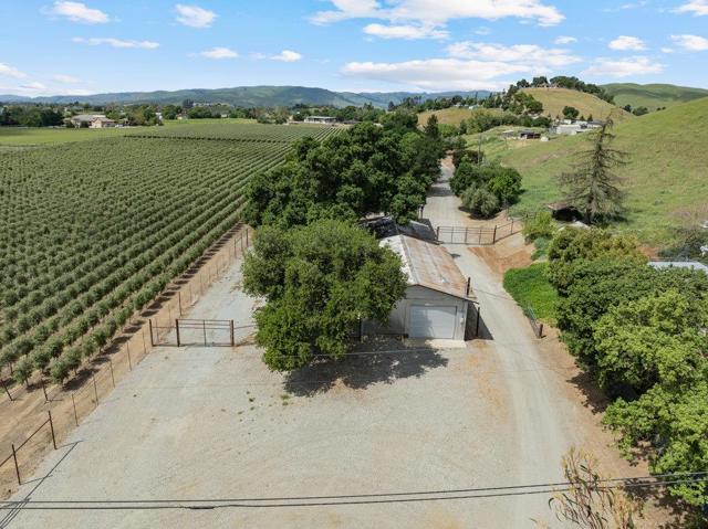 804 Comstock Road, Hollister CA: https://media.crmls.org/mediaz/c723c682-1f31-4a02-b6af-1eb2dd2789e4.jpg