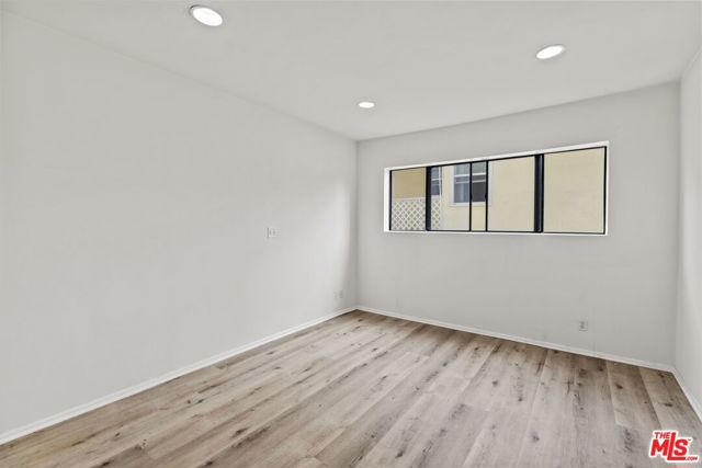 1033 6TH Street, Santa Monica CA: https://media.crmls.org/mediaz/c723dbd5-cdd6-47d7-b066-39e9a732dd06.jpg