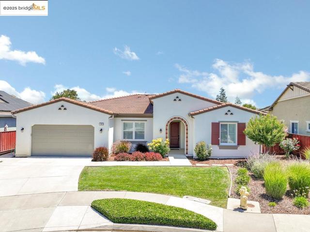 133 Clear Lake Ct, Oakley CA: https://media.crmls.org/mediaz/c7245208-52d9-448b-ac7e-884bfd9824ae.jpg