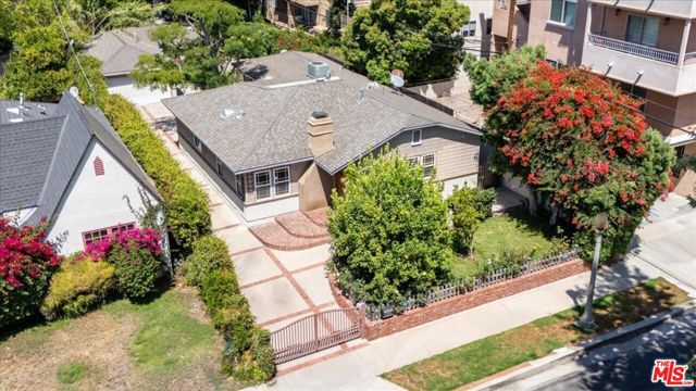 4385 Camellia Avenue, Studio City CA: https://media.crmls.org/mediaz/c7246564-1508-49eb-8727-759ebd8c1b33.jpg