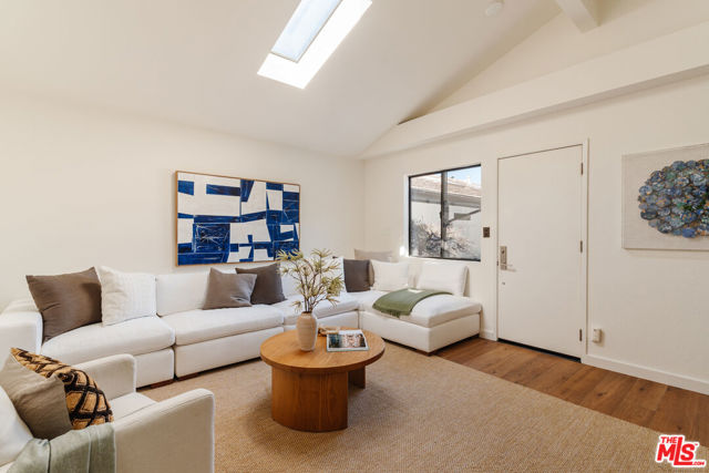 4 Buckboard Lane, Rolling Hills CA: https://media.crmls.org/mediaz/c726597e-4486-4bcb-81b8-dbe15fad2d76.jpg