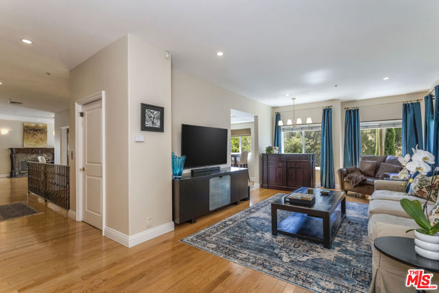 3943 Avenida Del Sol, Studio City CA: https://media.crmls.org/mediaz/c7267636-9493-42d2-9ddd-25fb618756dd.jpg