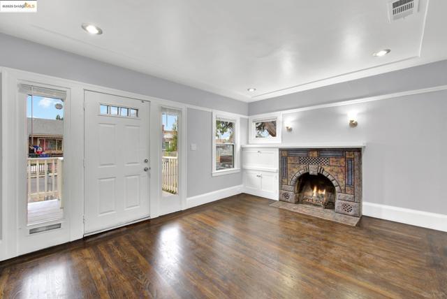 1009 106Th Ave, Oakland CA: https://media.crmls.org/mediaz/c726c8bd-4c02-49d0-a710-56330697014e.jpg