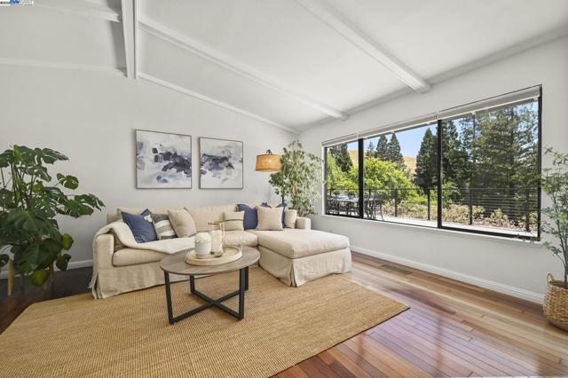 211 Arthur Ct, Danville CA: https://media.crmls.org/mediaz/c72720fe-dc3a-45d9-bc72-0e7458c36e30.jpg