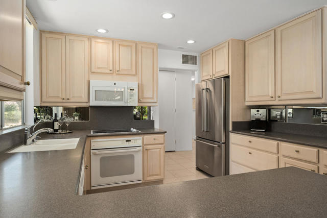 76895 Lark Drive, Indian Wells CA: https://media.crmls.org/mediaz/c727c4a9-04a3-4a59-811f-0992e6222f81.jpg