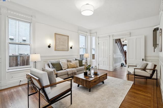 2120 Encinal Ave, Alameda CA: https://media.crmls.org/mediaz/c7286b41-1ced-4b01-bffb-065d090a7173.jpg