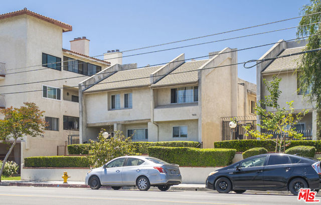 7631 Reseda Boulevard, Reseda CA: https://media.crmls.org/mediaz/c7289c71-8ccd-47cf-b273-2c00ecd7a392.jpg