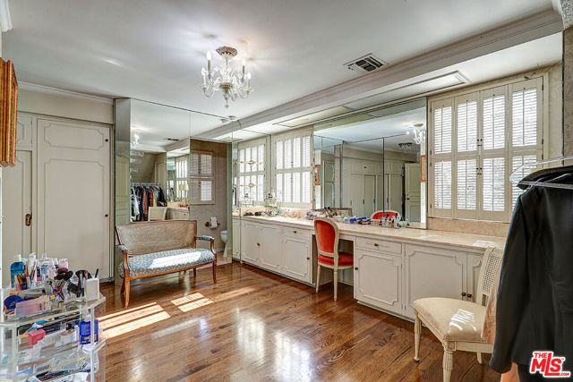 322 N June Street, Los Angeles CA: https://media.crmls.org/mediaz/c728b764-3bb8-427d-9d98-d918915e9b45.jpg