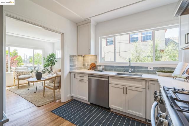 1515 Derby St, Berkeley CA: https://media.crmls.org/mediaz/c7290039-a31f-4a2e-a7c3-56ebed0751fd.jpg