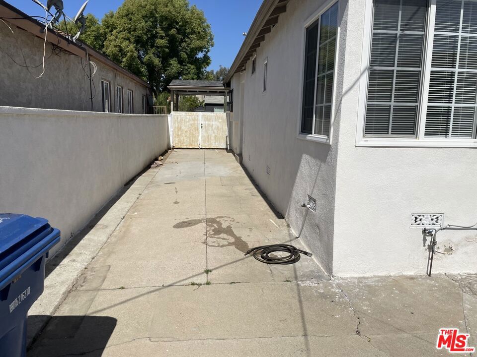 https://media.crmls.org/mediaz/c7297cca-0a0a-4ea0-b9ae-90502bf2bf61.jpg?preset=X-Large