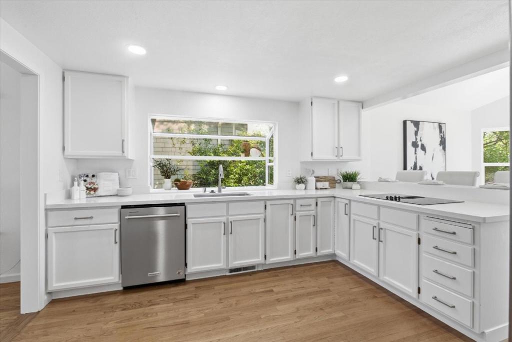 https://media.crmls.org/mediaz/c72c702a-6f37-40fa-b082-a5e4a8c3f23f.jpg?preset=X-Large