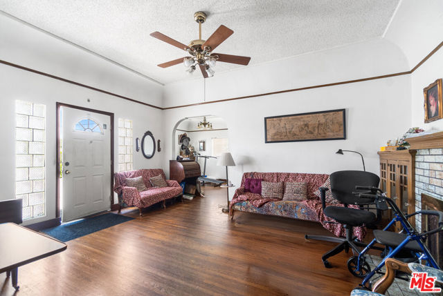 3300 Garden Avenue, Los Angeles CA: https://media.crmls.org/mediaz/c72e71d8-df80-4808-b81c-986499761fc0.jpg