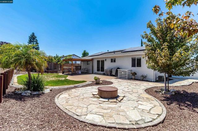1349 Montana Dr, Concord CA: https://media.crmls.org/mediaz/c72f1244-bc71-4c0f-8601-fe5cb1c4fedc.jpg