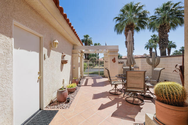 101 Desert Falls Drive, Palm Desert CA: https://media.crmls.org/mediaz/c7318949-9aaf-49d9-bfc8-c8b0d19636e7.jpg