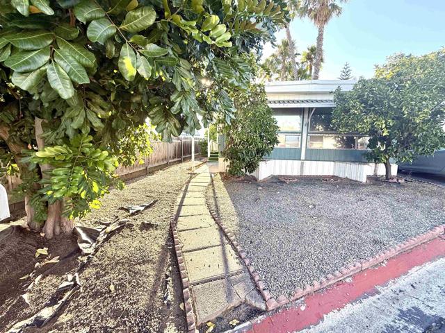 1380 Oak Hill Drive, Escondido CA: https://media.crmls.org/mediaz/c7318ef8-37d6-4ebc-9604-134a4bae09e3.jpg