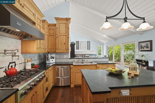 24 Ray Ct, Alamo CA: https://media.crmls.org/mediaz/c731b15d-f9d5-4b60-926e-ad168675231e.jpg